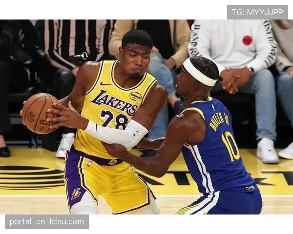 湖人半场领先雄鹿15分,依靠高强度防守制造12次转换进攻机会 湖人半场领先雄鹿15分,依靠高强度防守制造12次转换进攻机会